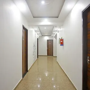 Super Townhouse Cloud Bay, Near Genpact, Sector-69, Hotel